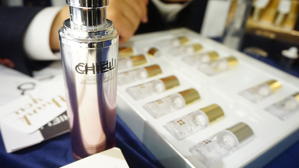 Một trong những sản phẩm đạt giải bình chọn tại sự kiện. Các nhà sản xuất sử dụng nguyên liệu tế bào gốc chiết xuất từ vỏ tôm để sản xuất các sản phẩm làm đẹp. (Ảnh: Võ Phương/Vietnam+)