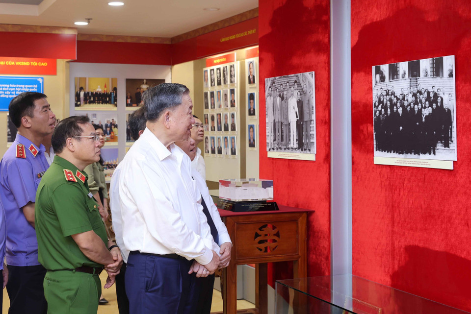 Chủ tịch nước Tô Lâm tham quan Phòng truyền thống thống của Viện Kiểm sát Nhân dân Tối cao. (Ảnh: Nhan Sáng/TTXVN)