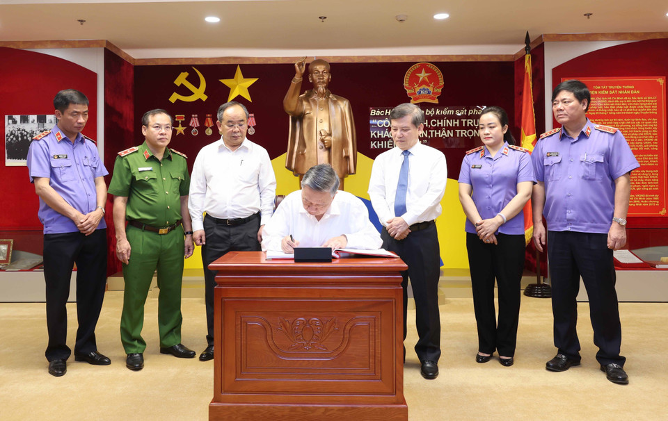 Chủ tịch nước Tô Lâm ghi lưu bút tại Phòng truyền thống của Viện Kiểm sát Nhân dân Tối cao. (Ảnh: Nhan Sáng/TTXVN)