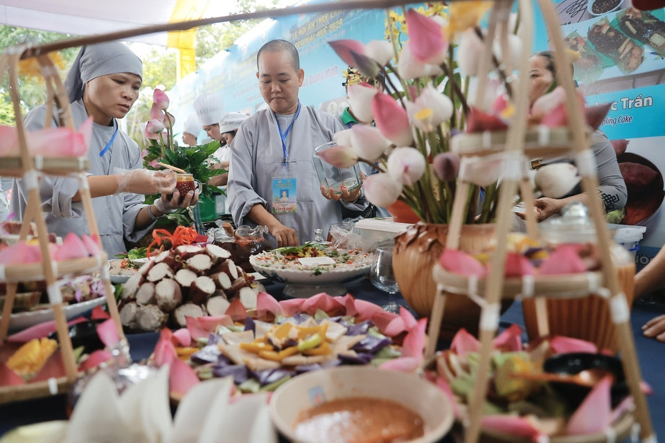Các quầy được bài trí tinh tế, khéo léo. (Ảnh: Minh Quyết/TTXVN)