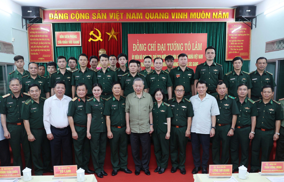 Chủ tịch nước Tô Lâm với cán bộ, chiến sĩ Đồn Biên phòng cửa khẩu Sóc Giang. (Ảnh: Nhan Sáng/TTXVN)