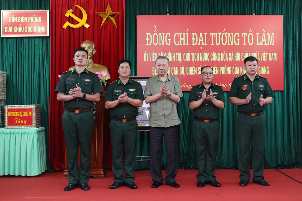 Chủ tịch nước Tô Lâm với lãnh đạo Đồn Biên phòng cửa khẩu Sóc Giang. (Ảnh: Nhan Sáng/TTXVN)