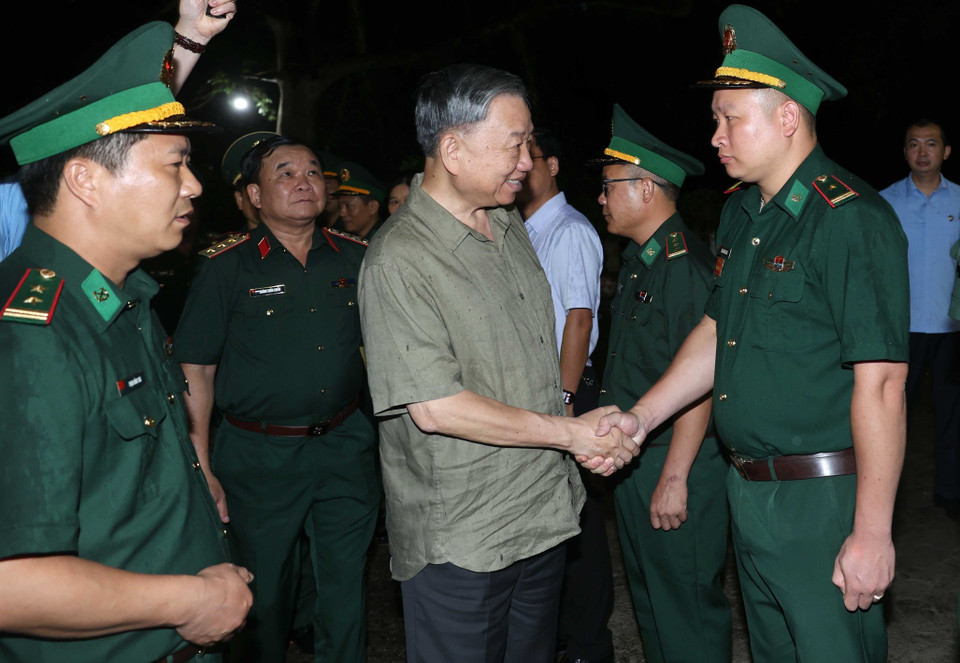 Trong chương trình thăm và làm việc tại tỉnh Cao Bằng, chiều 9/6, Chủ tịch nước Tô Lâm cùng Đoàn công tác Trung ương đã tới thăm, động viên và tặng quà cán bộ, chiến sỹ Đồn biên phòng Cửa khẩu Sóc Giang, huyện Hà Quảng, tỉnh Cao Bằng. (Ảnh: Nhan Sáng/TTXVN)