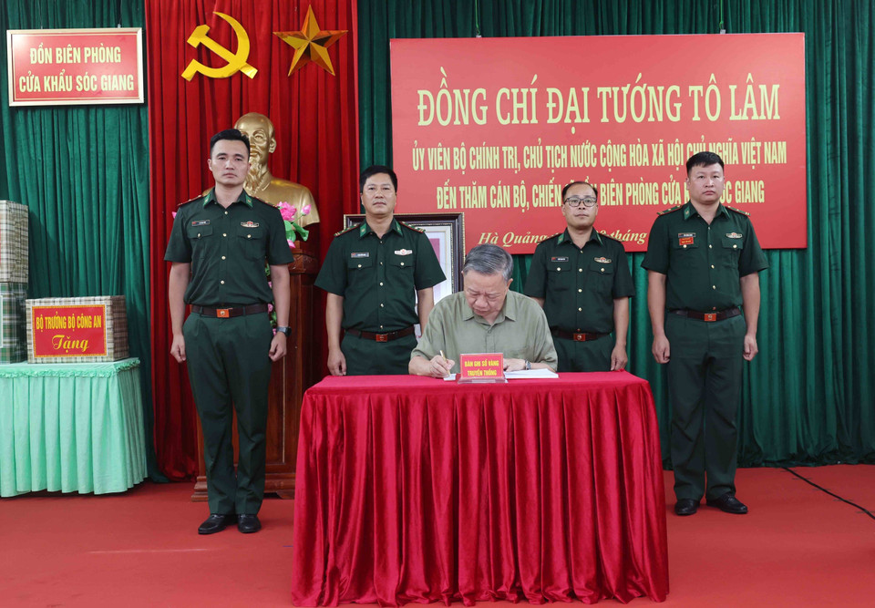 Chủ tịch nước Tô Lâm viết lưu bút tại Đồn Biên phòng cửa khẩu Sóc Giang. (Ảnh: Nhan Sáng/TTXVN)