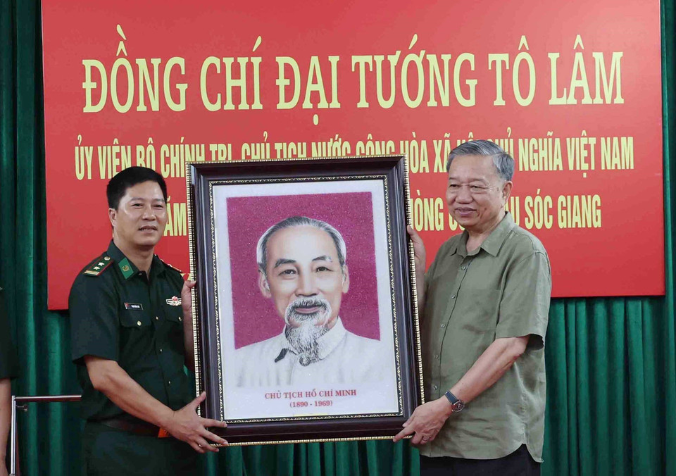 Chủ tịch nước Tô Lâm tặng ảnh chân dung Bác Hồ cho Đồn Biên phòng cửa khẩu Sóc Giang. (Ảnh: Nhan Sáng/TTXVN)