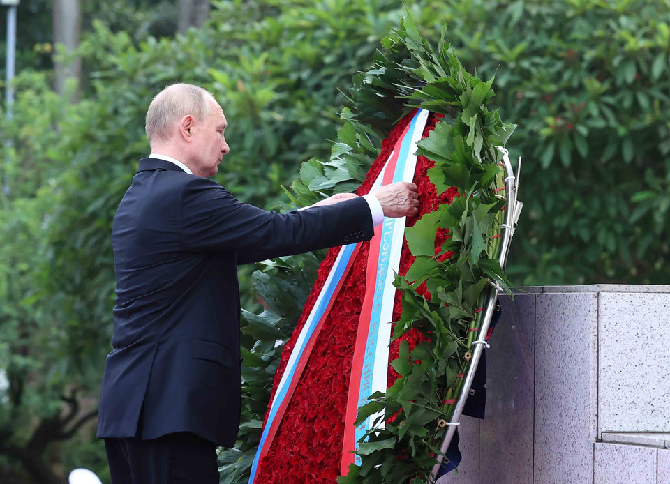 Tổng thống Liên bang Nga Vladimir Putin đặt vòng hoa viếng Chủ tịch Hồ Chí Minh. (Ảnh: Phạm Kiên/TTXVN)