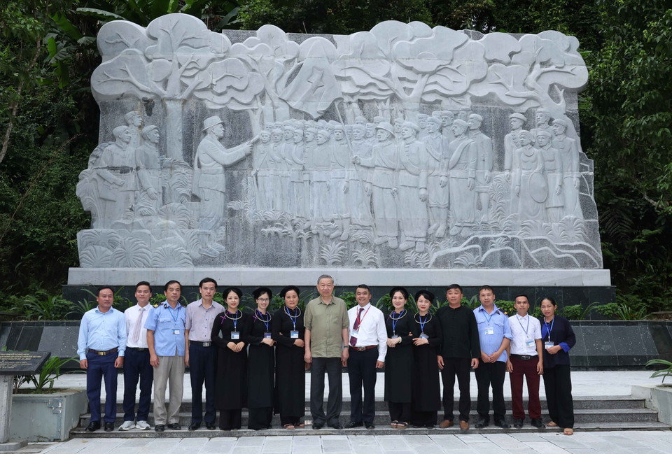 Chủ tịch nước Tô Lâm với đồng bào các dân tộc tỉnh Cao Bằng trước Bức phù điêu 34 chiến sỹ Đội Việt Nam Tuyên truyền giải phóng quân tại Khu Di tích Quốc gia đặc biệt rừng Trần Hưng Đạo. (Ảnh: Nhan Sáng/TTXVN)