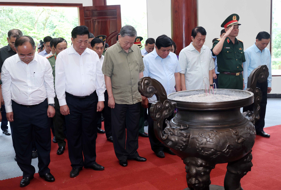 Chủ tịch nước Tô Lâm và các đại biểu tưởng niệm Đại tướng Võ Nguyên Giáp tại Khu Di tích Quốc gia đặc biệt rừng Trần Hưng Đạo. (Ảnh: Nhan Sáng/TTXVN)