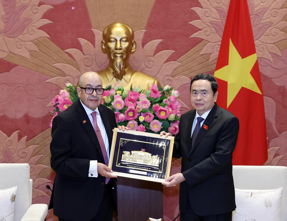 Chủ tịch Quốc hội Trần Thanh Mẫn trao quà lưu niệm tặng ông Najib El Khadi, Tổng Thư ký Hạ viện Maroc kiêm Chủ tịch Hiệp hội Tổng Thư ký Nghị viện Thế giới. (Ảnh: Thống Nhất/TTXVN)