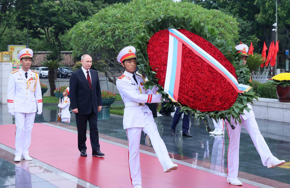 Tổng thống Liên bang Nga Vladimir Putin đặt vòng hoa viếng Chủ tịch Hồ Chí Minh. (Ảnh: Phạm Kiên/TTXVN)