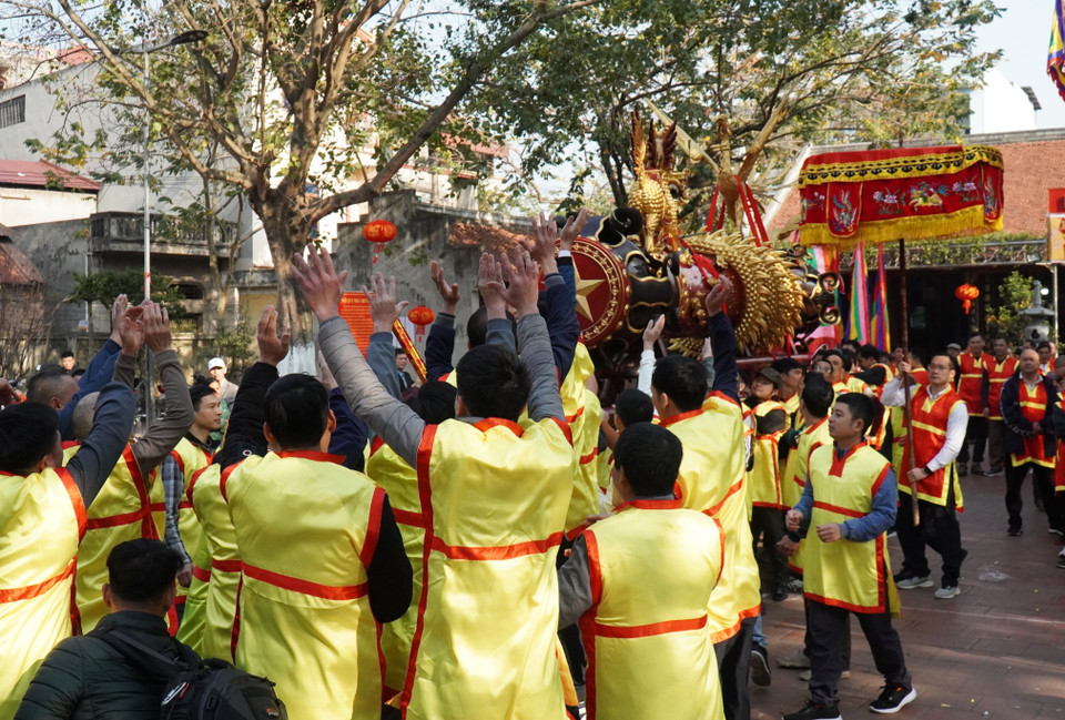 Nghi thức lễ hội rước pháo Đồng Kỵ (Bắc Ninh). (Ảnh: Thái Hùng/TTXVN)