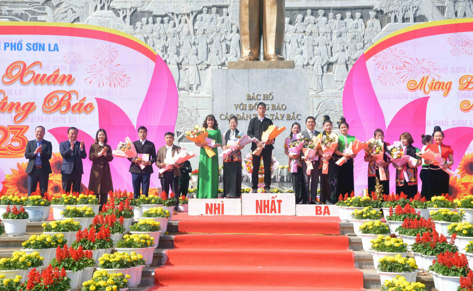 Ban tổ chức trao giải Nhất, Nhì, Ba, Khuyến khích cho các đội tham gia thi múa xòe. (Ảnh: Quang Quyết/TTXVN)