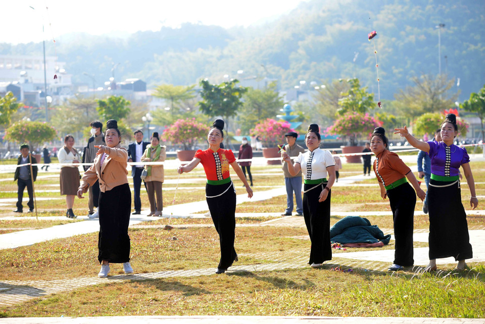 Các đội tham gia thi ném còn tại chương trình “Hội Xuân dâng Bác.” (Ảnh: Quang Quyết/TTXVN)