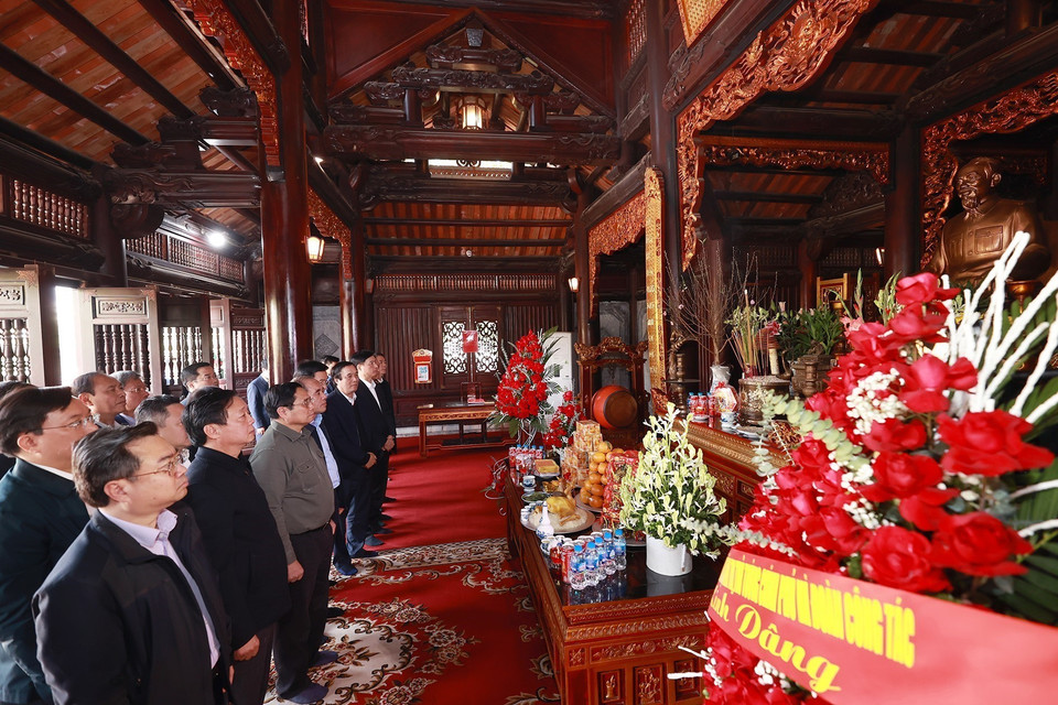 Thủ tướng Phạm Minh Chính dâng hương tưởng niệm tại Đền thờ Chủ tịch Hồ Chí Minh. (Ảnh: Dương Giang/TTXVN)