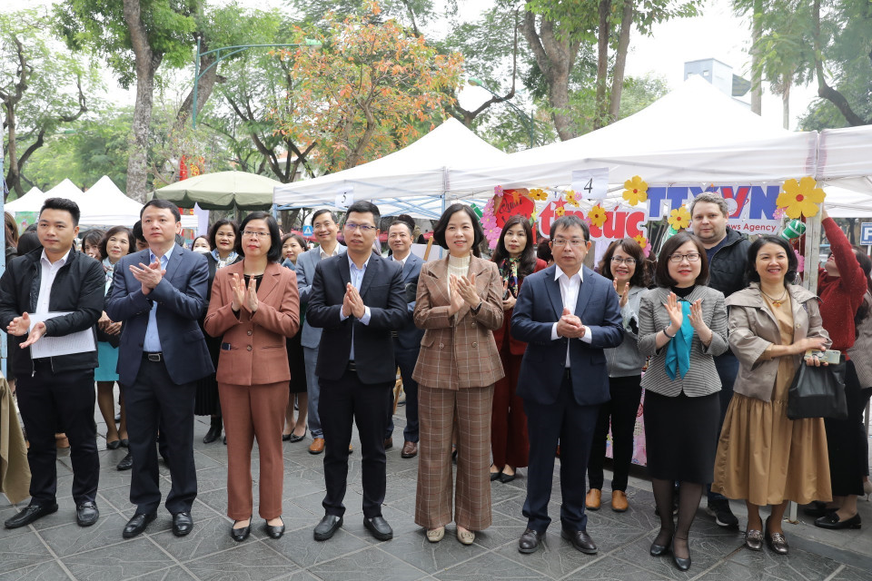 Đại biểu tham dự lễ khai mạc Hội chợ Xuân 2023. (Ảnh: Minh Quyết/TTXVN)