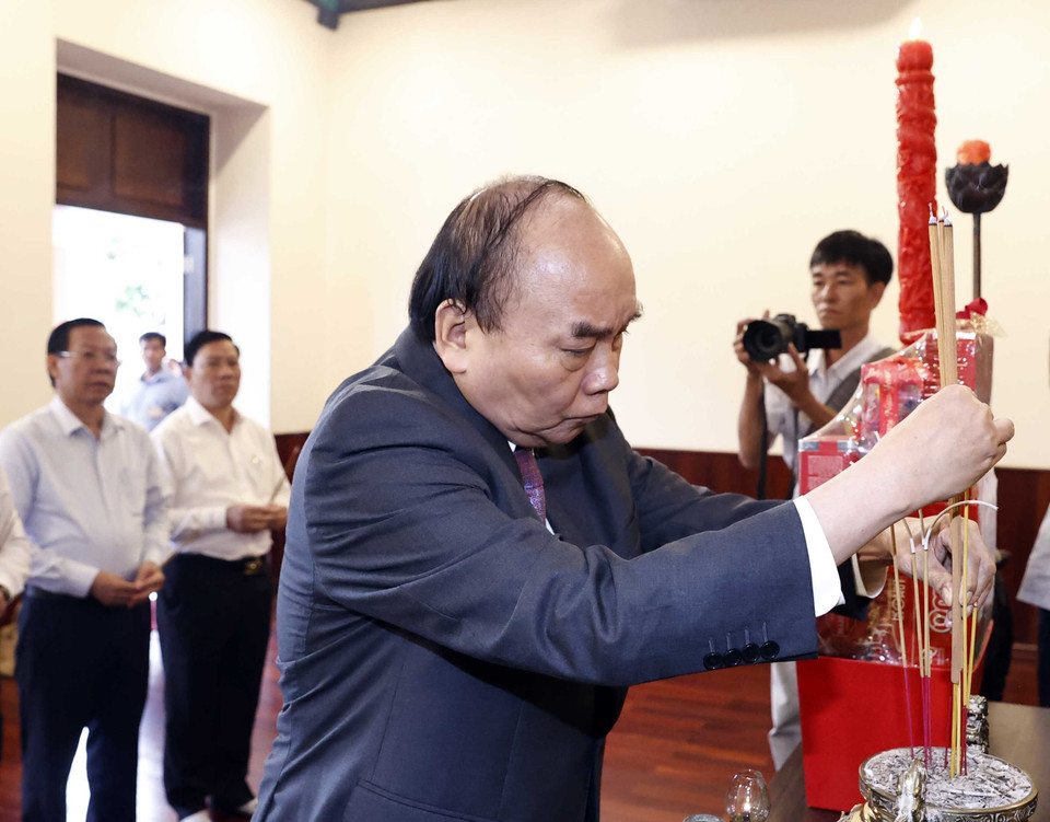 Ngày 11/1/2023, tại Thành phố Hồ Chí Minh, Chủ tịch nước Nguyễn Xuân Phúc tới dâng hương, hoa tưởng nhớ Chủ tịch Hồ Chí Minh, Chủ tịch Tôn Đức Thắng tại Bào tàng Hồ Chí Minh (Chi nhánh Thành phố Hồ Chí Minh), Tổng Bí thư Nguyễn Văn Linh, Chủ tịch Hội đồng Nhà nước Võ Chí Công và Đại tướng, Chủ tịch nước Lê Đức Anh. Trong ảnh: Chủ tịch nước Nguyễn Xuân Phúc dâng hương tưởng nhớ Chủ tịch Hồ Chí Minh tại Bào tàng Hồ Chí Minh (Chi nhánh Thành phố Hồ Chí Minh). (Ảnh: Thống Nhất/TTXVN)