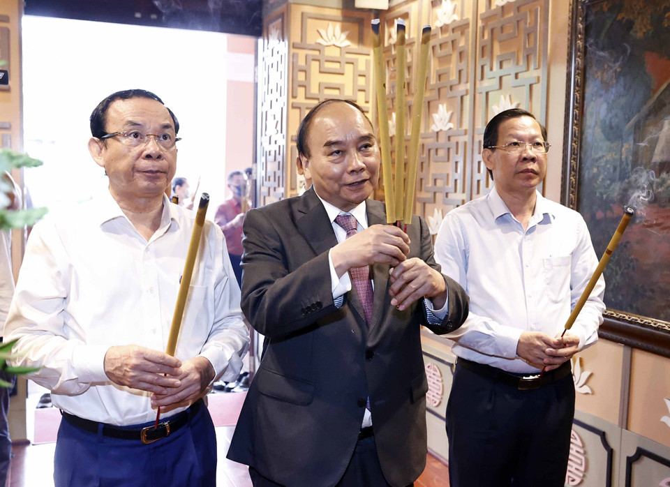 Chủ tịch nước Nguyễn Xuân Phúc dâng hương tưởng nhớ Chủ tịch Tôn Đức Thắng tại Bào tàng Hồ Chí Minh (Chi nhánh Thành phố Hồ Chí Minh). (Ảnh: Thống Nhất/TTXVN)