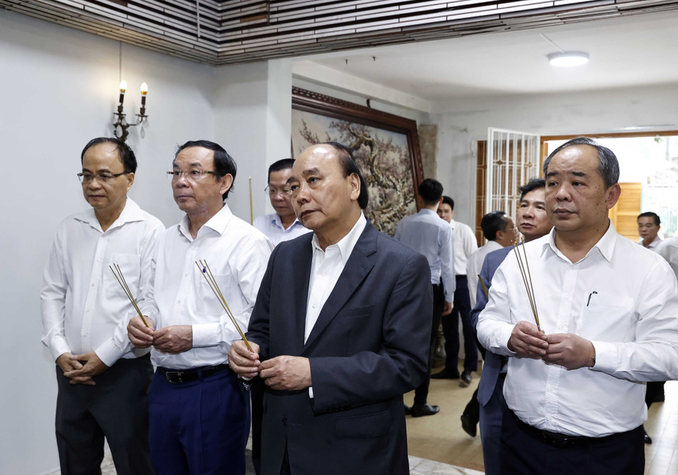 Chủ tịch nước Nguyễn Xuân Phúc dâng hương tưởng nhớ Đại tướng, Chủ tịch nước Lê Đức Anh. (Ảnh: Thống Nhất/TTXVN)