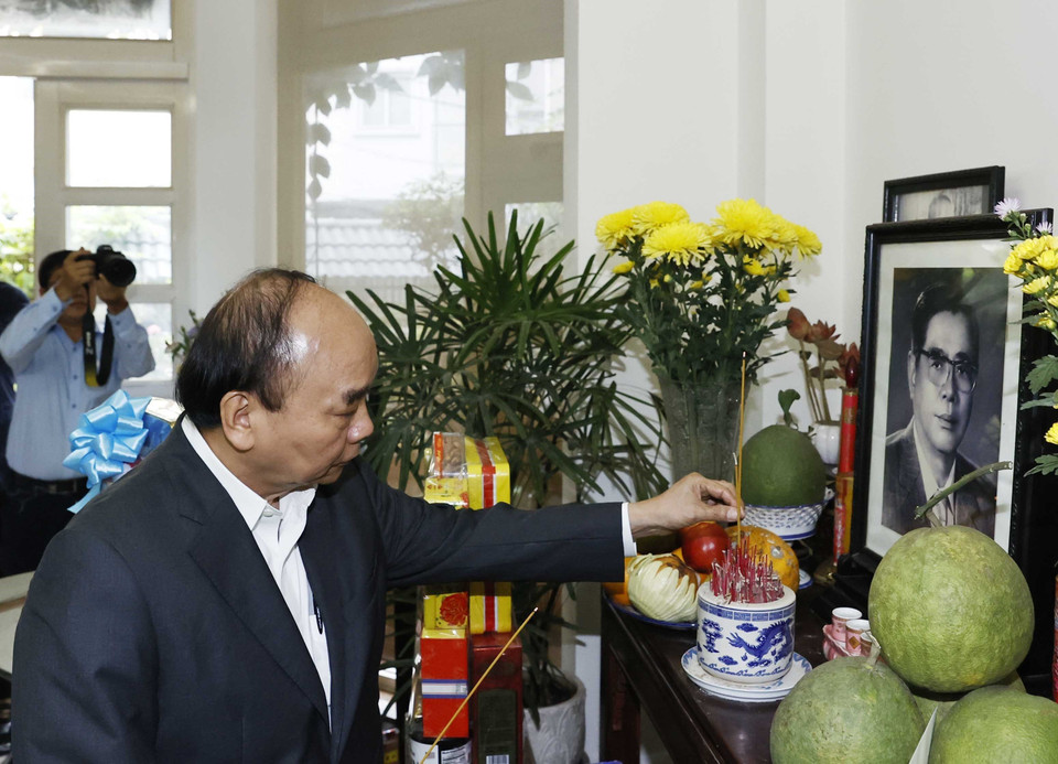 Chủ tịch nước Nguyễn Xuân Phúc dâng hương tưởng nhớ Tổng Bí thư Nguyễn Văn Linh. (Ảnh: Thống Nhất/TTXVN)