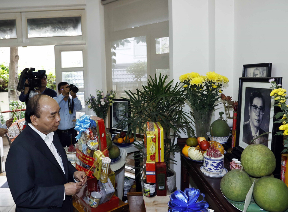 Chủ tịch nước Nguyễn Xuân Phúc dâng hương tưởng nhớ Tổng Bí thư Nguyễn Văn Linh. (Ảnh: Thống Nhất/TTXVN)