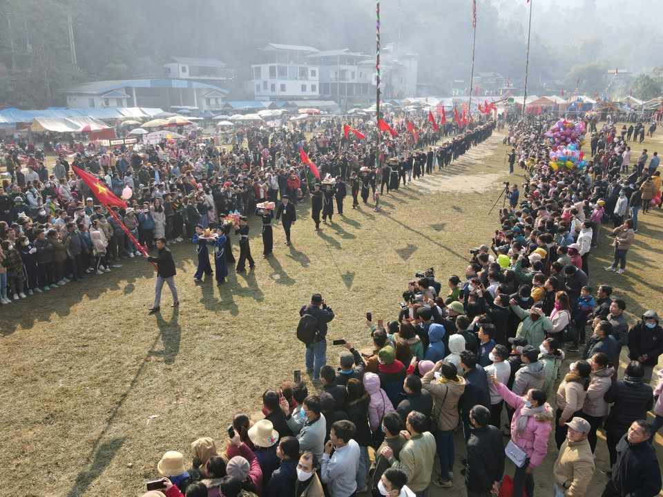 Phần nghi lễ quan trọng nhất lễ hội là rước mâm lễ, thắp hương, khấn lễ cầu mùa. (Ảnh: Vũ Hoàng Giang/TTXVN)