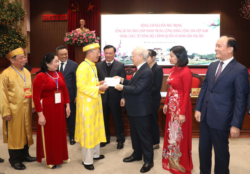 Tổng Bí thư Nguyễn Phú Trọng đến chúc Tết những người cao tuổi của Thủ đô Hà Nội. (Ảnh: Phương Hoa/TTXVN)