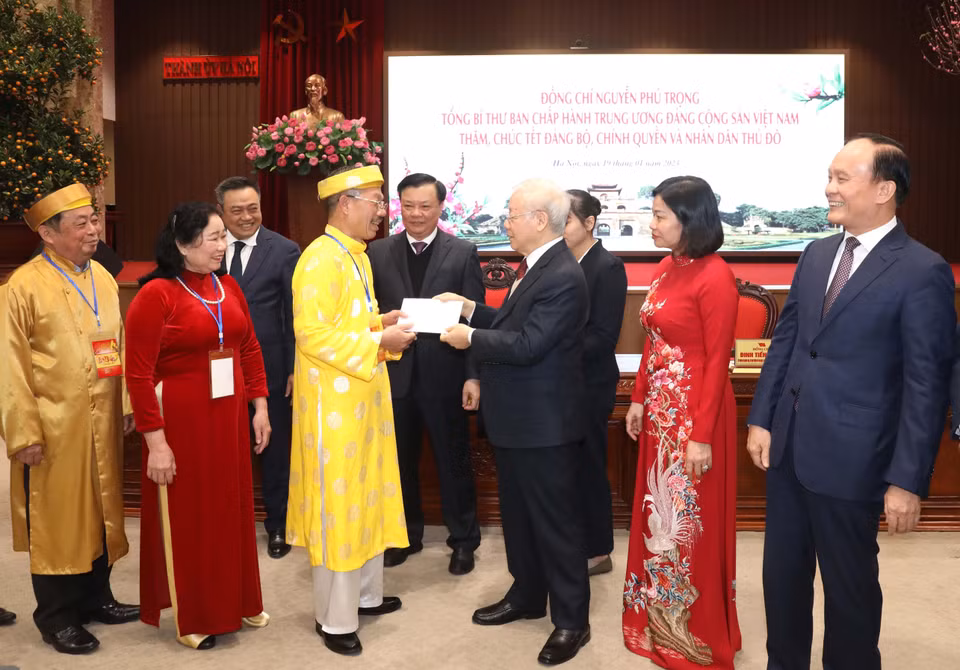 Tổng Bí thư Nguyễn Phú Trọng đến chúc Tết những người cao tuổi của Thủ đô Hà Nội. (Ảnh: Phương Hoa/TTXVN)