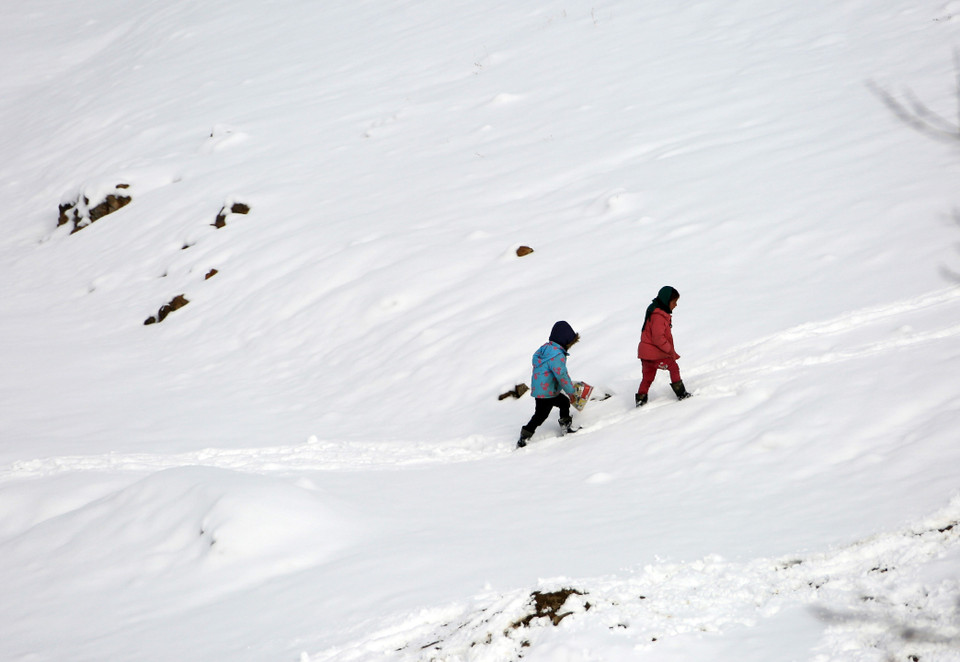 Nhà chức trách Afghanistan ngày 26/1/2023 cho biết 162 người ở nước này đã tử vong do giá rét trong tháng này trong khi nhiều người dân không đủ khả năng mua nhiên liệu để sưởi ấm nhà khi nhiệt độ xuống tới mức băng giá. Afghanistan đang trải qua mùa Đông lạnh nhất trong 15 năm qua, với nhiệt độ có nơi xuống tới âm 34 độ C. (Ảnh: THX/TTXVN)