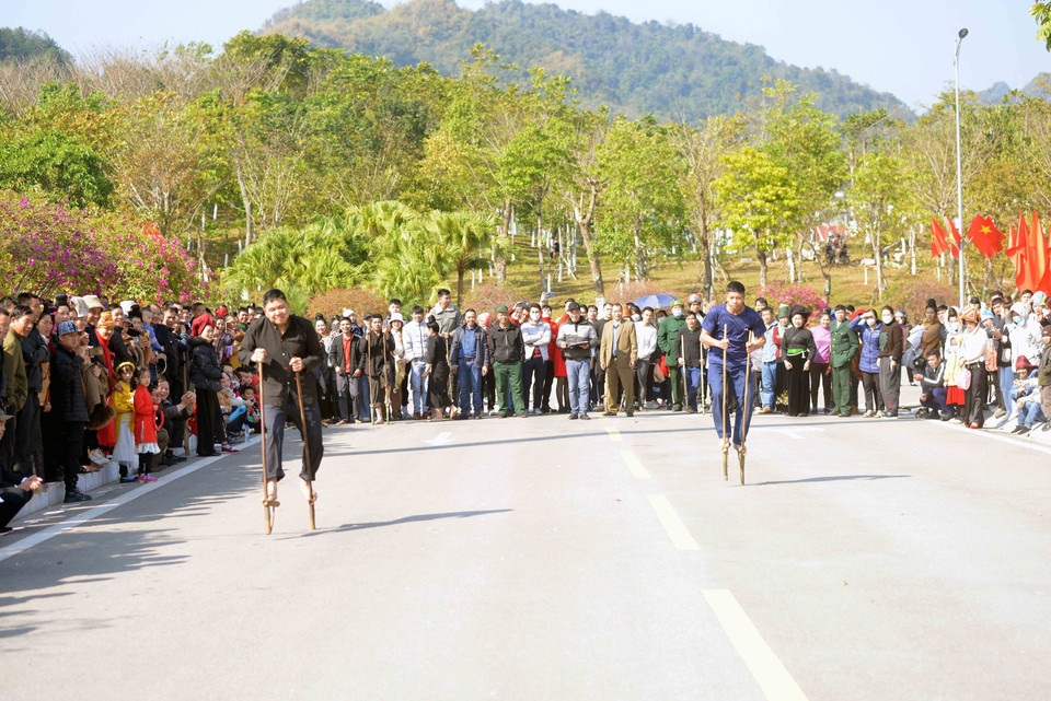 Các đội tham gia thi tham gia thi đi cà kheo. (Ảnh: Quang Quyết/TTXVN)