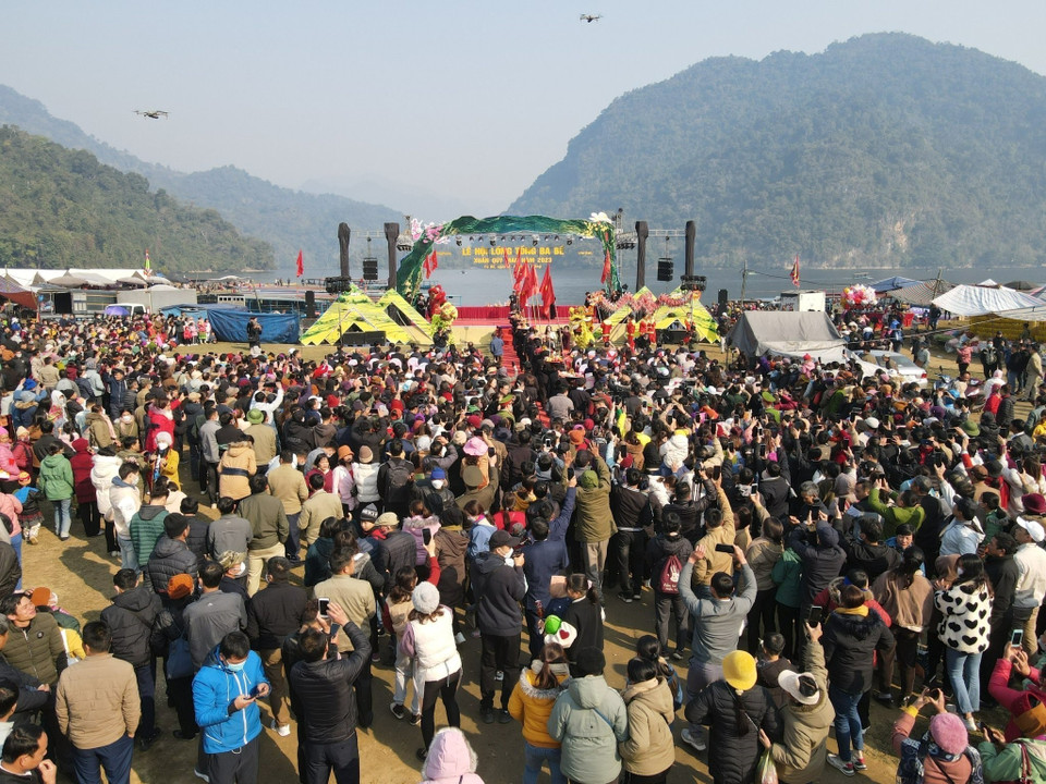 Lễ hội thu hút đông đảo người dân địa phương và du khách thập phương tham dự. (Ảnh: Vũ Hoàng Giang/TTXVN)