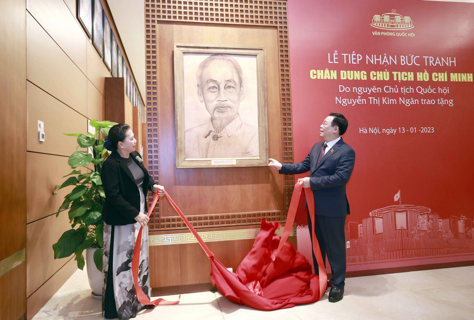 Chủ tịch Quốc hội Vương Đình Huệ và nguyên Chủ tịch Quốc hội Nguyễn Thị Kim Ngân thực hiện nghi thức tiếp nhận. (Ảnh: Doãn Tấn/TTXVN)