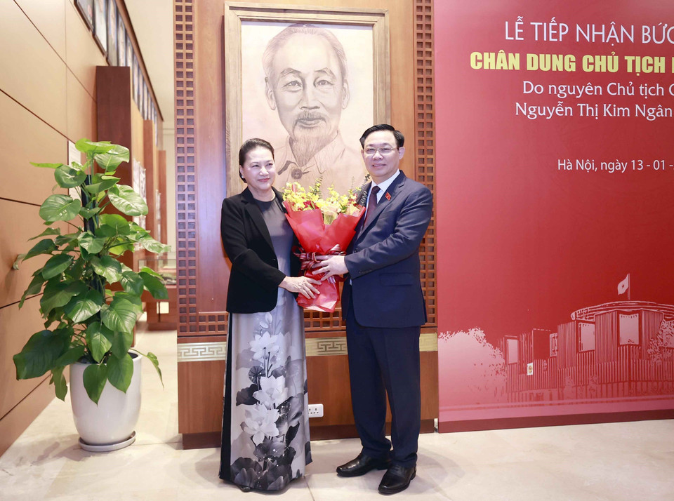 Chủ tịch Quốc hội Vương Đình Huệ tặng hoa nguyên Chủ tịch Quốc hội Nguyễn Thị Kim Ngân tại buổi lễ. (Ảnh: Doãn Tấn/TTXVN)