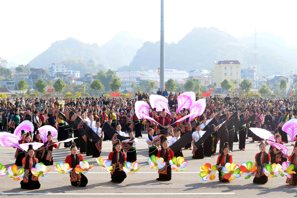 Các đội tham gia thi múa xòe tại chương trình “Hội Xuân dâng Bác.” (Ảnh: Quang Quyết/TTXVN)