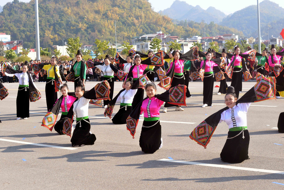 Các đội tham gia thi múa xòe tại chương trình “Hội Xuân dâng Bác.” (Ảnh: Quang Quyết/TTXVN)