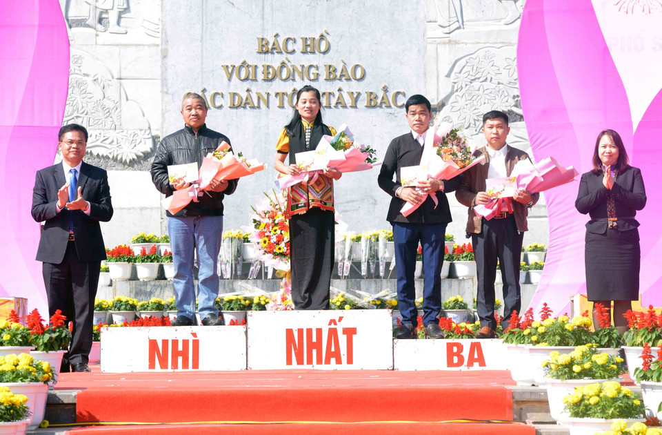 Ban tổ chức trao giải Nhất, Nhì, Ba cho các đội tham gia thi trò chơi Tó má lẹ. (Ảnh: Quang Quyết/TTXVN)