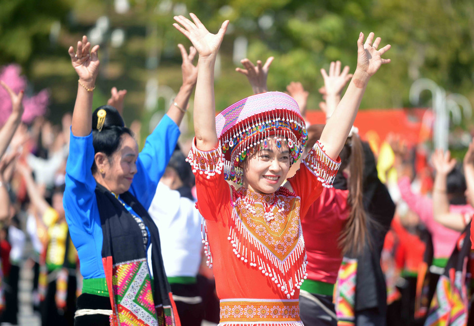 Các diễn viên tham gia múa xòe tại chương trình “Hội Xuân dâng Bác.” (Ảnh: Quang Quyết/TTXVN)