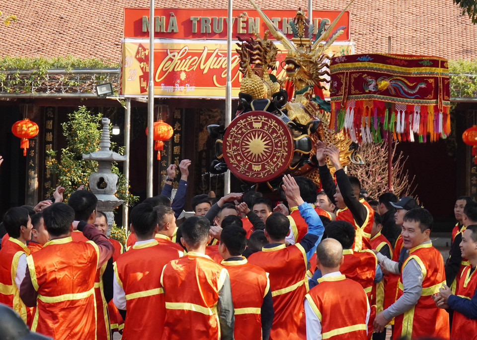 Nghi thức lễ hội rước pháo Đồng Kỵ (Bắc Ninh). (Ảnh: Thái Hùng/TTXVN)