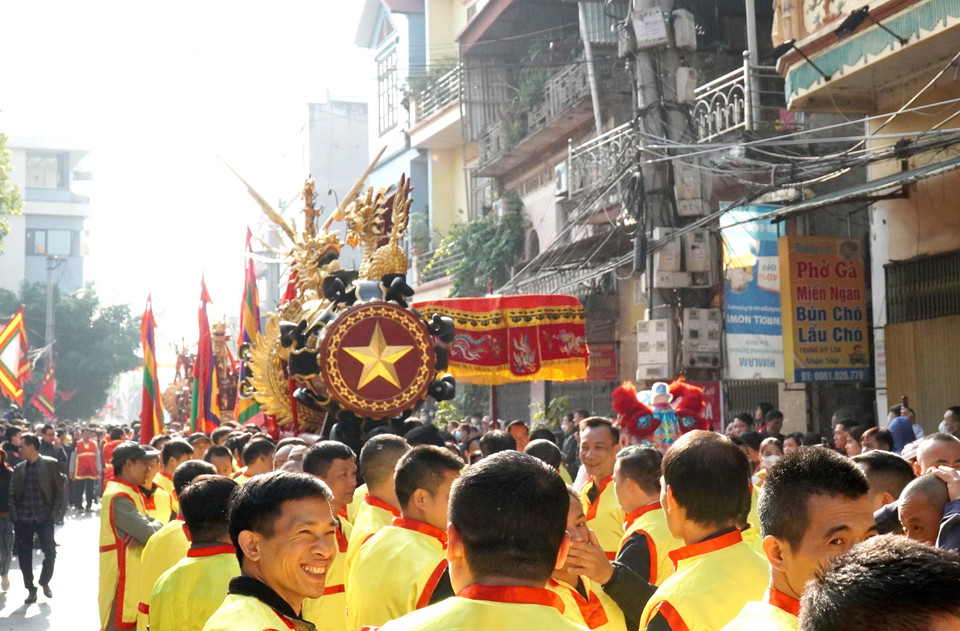 Lễ hội rước pháo Đồng Kỵ để cầu mong một năm làm ăn phát tài, gặp nhiều may mắn. (Ảnh: Thái Hùng/TTXVN)