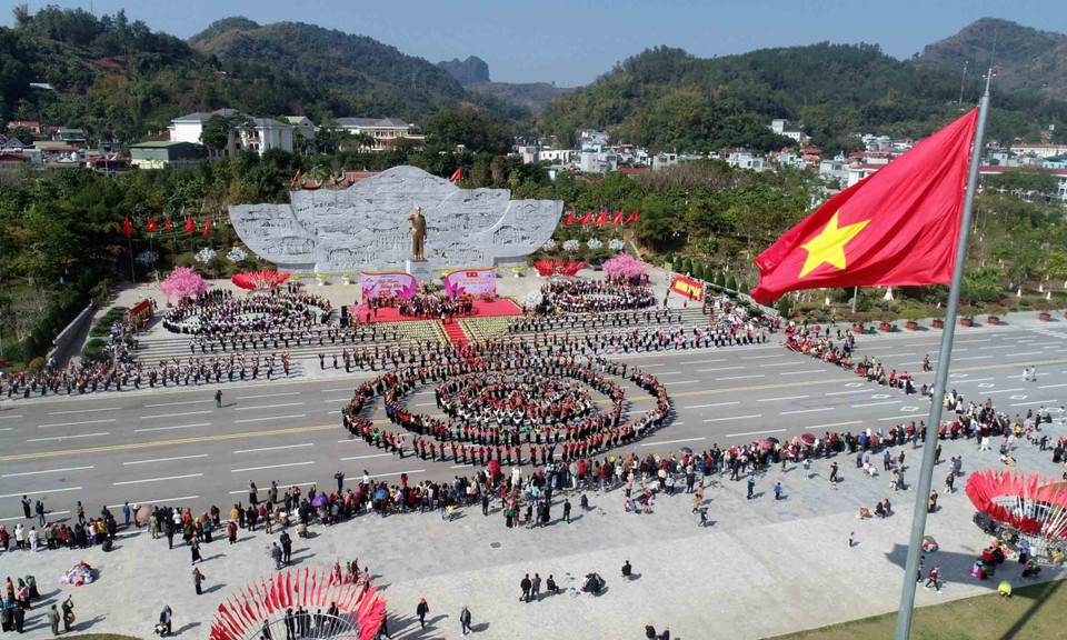 Vòng xòe đoàn kết tại chương trình “Hội Xuân dâng Bác.” (Ảnh: Quang Quyết/TTXVN)