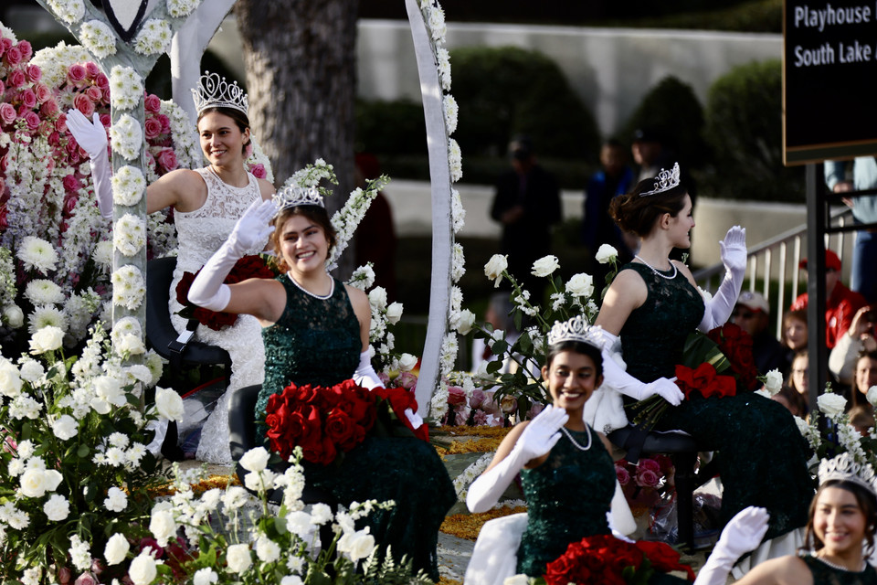 Nữ hoàng Hoa hồng và Công chúa hoa hồng diễu hành trên xe hoa tại lễ diễu hành ở Pasadena, California, Mỹ. (Ảnh: THX/TTXVN)
