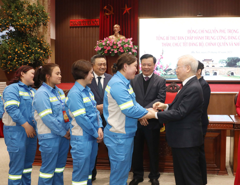 Tổng Bí thư Nguyễn Phú Trọng chúc Tết nhân dân Thủ đô Hà Nội. (Ảnh: Phương Hoa/TTXVN)