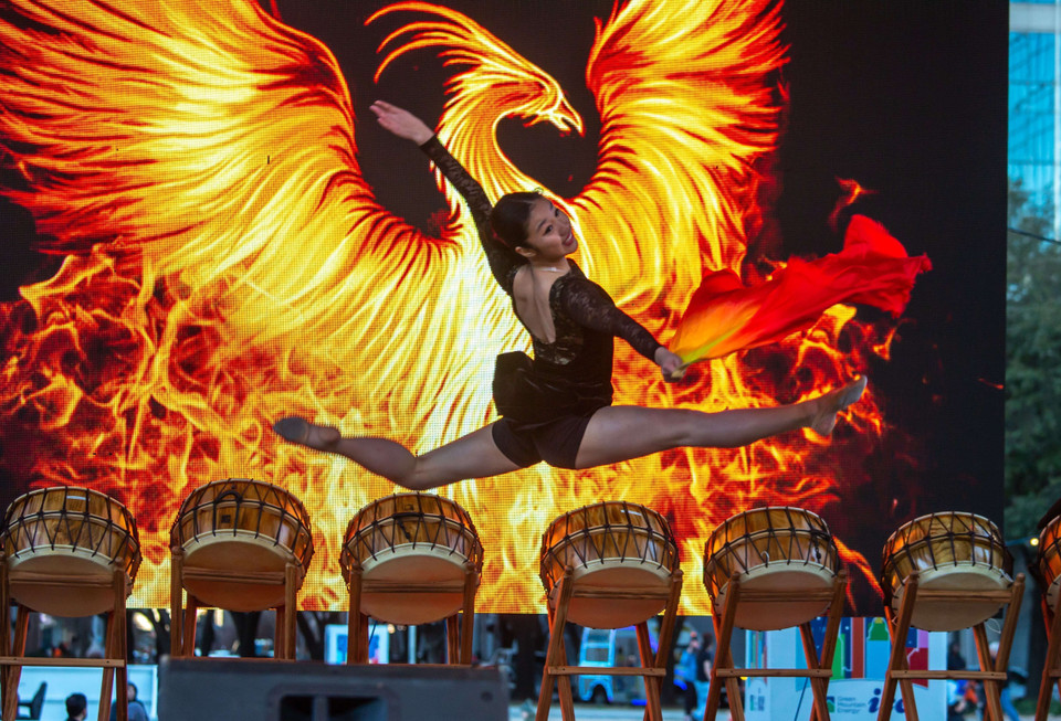 Tết Nguyên đán là nét văn hóa truyền thống lâu đời, không thể thiếu trong đời sống của người dân nhiều quốc gia châu Á. Đây là dịp để các thành viên trong gia đình cùng sum họp, đón chào năm mới với hy vọng bình an và hạnh phúc. Sau gần 3 năm chống chọi với đại dịch COVID-19, người dân tại nhiều quốc gia hân hoan đón Tết cổ truyền Quý Mão 2023. Trong ảnh: Biểu diễn nghệ thuật đón Tết Nguyên đán tại Houston, Mỹ, ngày 22/1/2023. (Ảnh: THX/TTXVN)