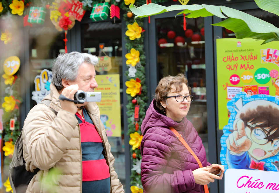 Du khách quốc tế tham quan Phố Sách. (Ảnh: Thanh Tùng/TTXVN)