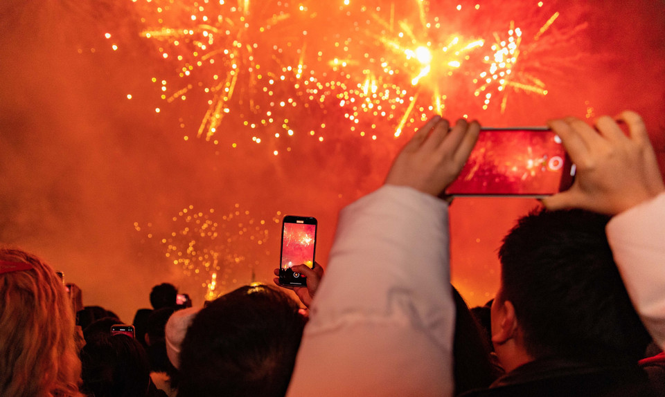 Tết Nguyên đán là nét văn hóa truyền thống lâu đời, không thể thiếu trong đời sống của người dân nhiều quốc gia châu Á. Đây là dịp để các thành viên trong gia đình cùng sum họp, đón chào năm mới với hy vọng bình an và hạnh phúc. Sau gần 3 năm chống chọi với đại dịch COVID-19, người dân tại nhiều quốc gia hân hoan đón Tết cổ truyền Quý Mão 2023. Trong ảnh: Bắn pháo hoa đón Tết Nguyên đán tại Belgrade, Serbia, ngày 21/1/2023. (Ảnh: THX/TTXVN)