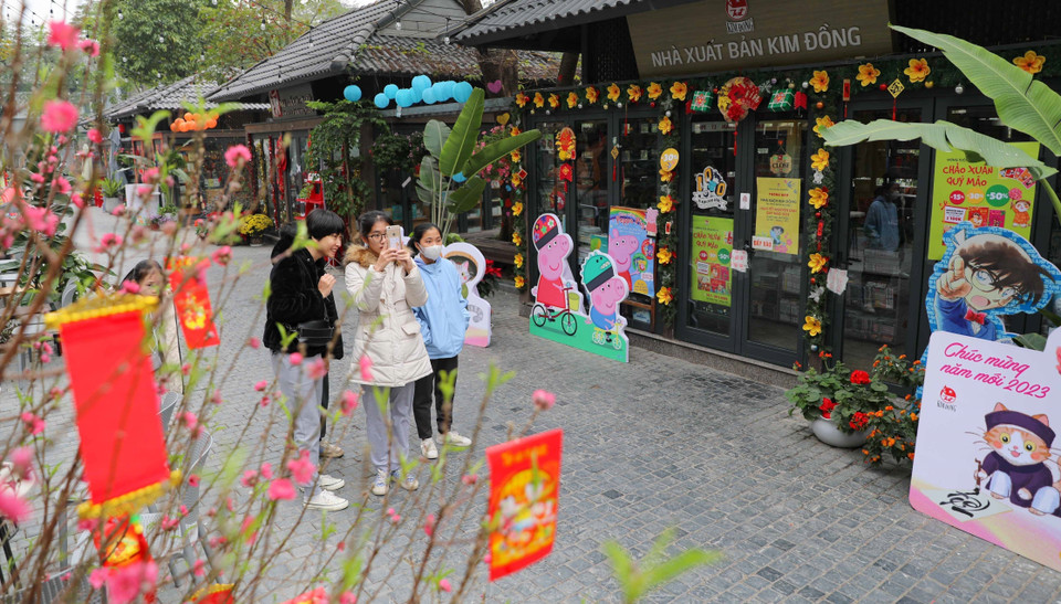 Phố Sách được trang trí đậm chất Xuân trở thành địa điểm chụp ảnh lý tưởng cho giới trẻ. (Ảnh: Thanh Tùng/TTXVN)
