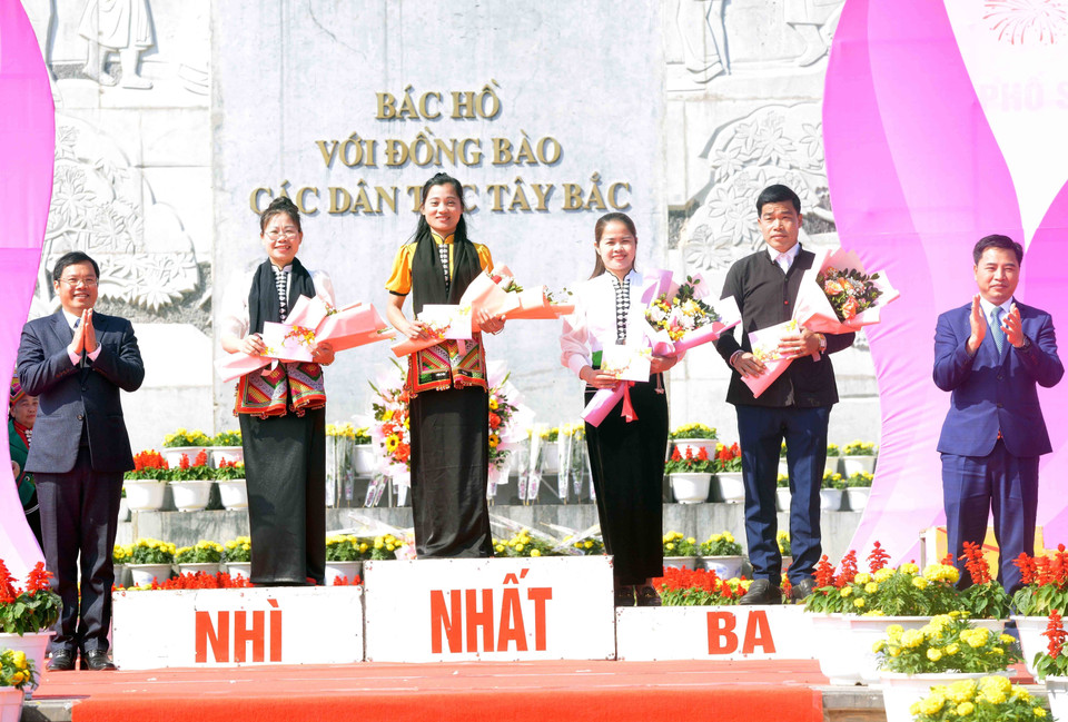 Ban tổ chức trao giải Nhất, Nhì, Ba cho các đội tham gia thi đi cà kheo. (Ảnh: Quang Quyết/TTXVN)