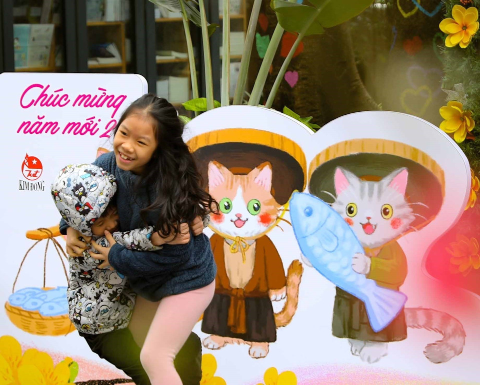 Trẻ em thỏa thích nô đùa trong không gian ngập tràn sắc Xuân của Phố Sách. (Ảnh: Thanh Tùng/TTXVN)