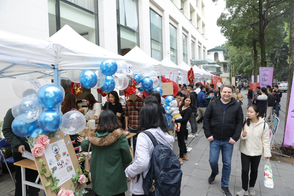 Khách tham quan các gian hàng tại Hội chợ Xuân 2023. (Ảnh: Minh Quyết/TTXVN)