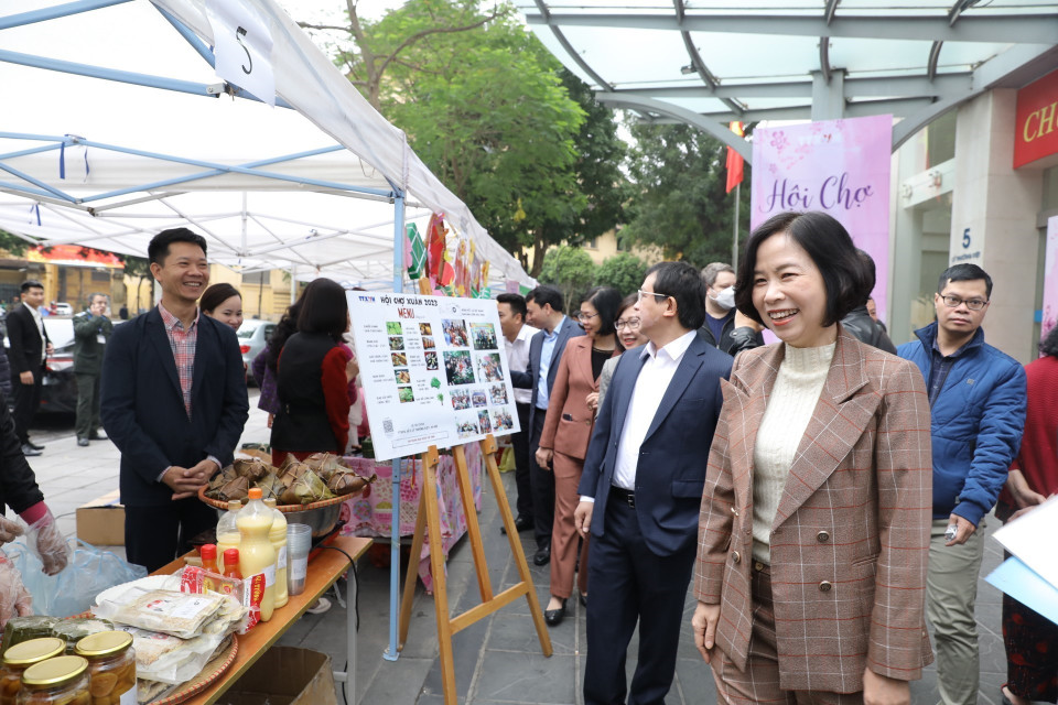 Đại biểu tham quan các gian hàng tại Hội chợ Xuân 2023. (Ảnh: Minh Quyết/TTXVN)