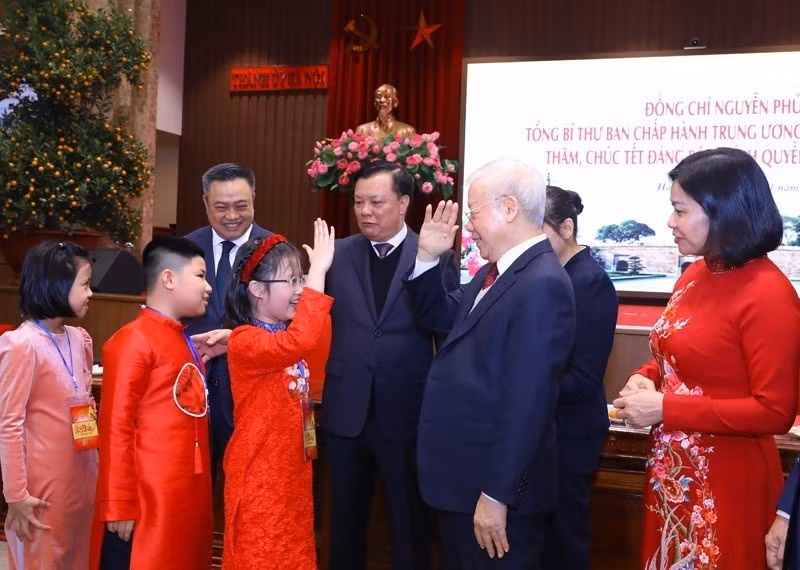 Tổng Bí thư Nguyễn Phú Trọng chúc Tết Đảng bộ, chính quyền và nhân dân Thủ đô Hà Nội. (Ảnh: Văn Điệp/TTXVN)
